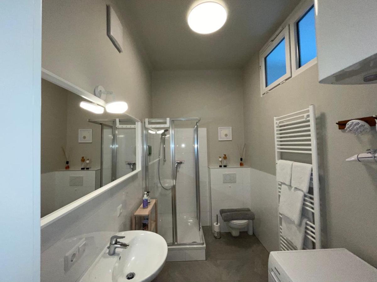 White Flat By Grazrentals With Cool Location & Free Parking Buitenkant foto